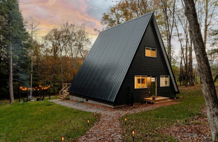 Nybyggt svart fritidshus