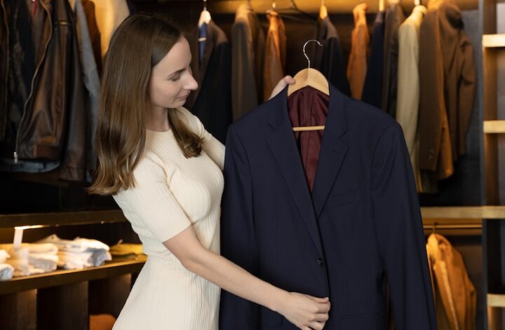 Kvinna som tittar på kavaj