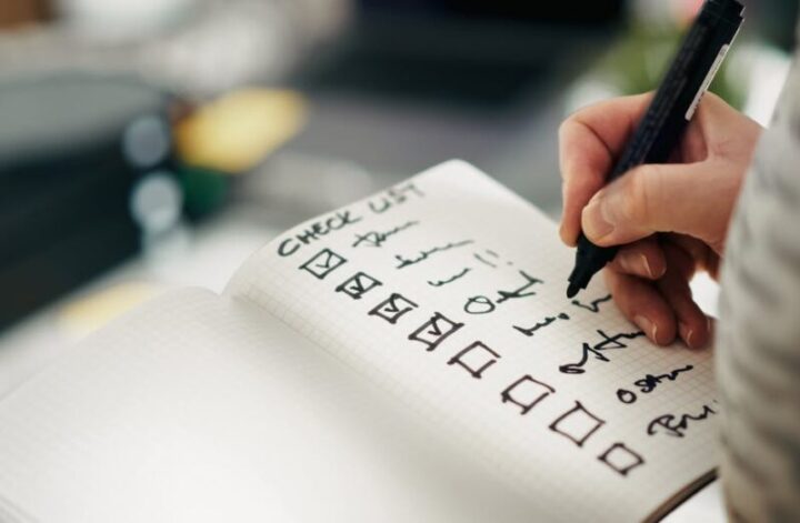Checklista med vissa rutor avbockade